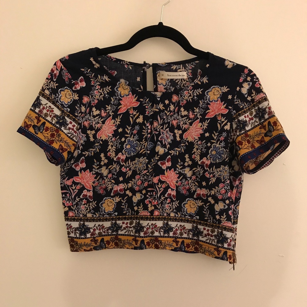 Crop top blouse with vivid colors